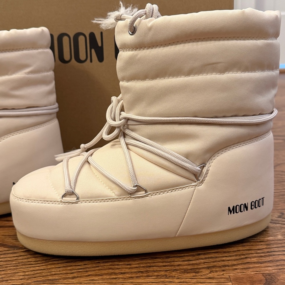 Brand New with Box Moon Boots Cream Short EU 41/42 - Picture 2 of 8